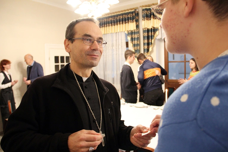 Spotkanie wigilijne młodzieży licealnej na plebanii w Ziębicach