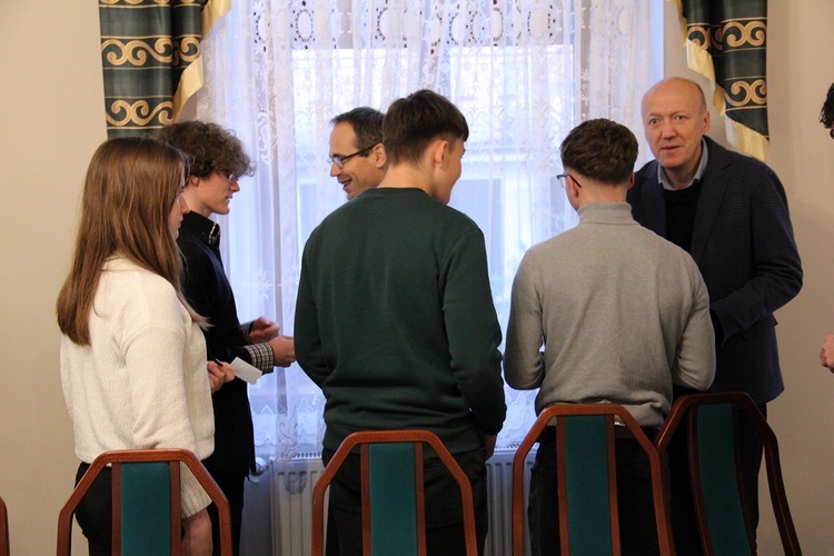 Spotkanie wigilijne młodzieży licealnej na plebanii w Ziębicach