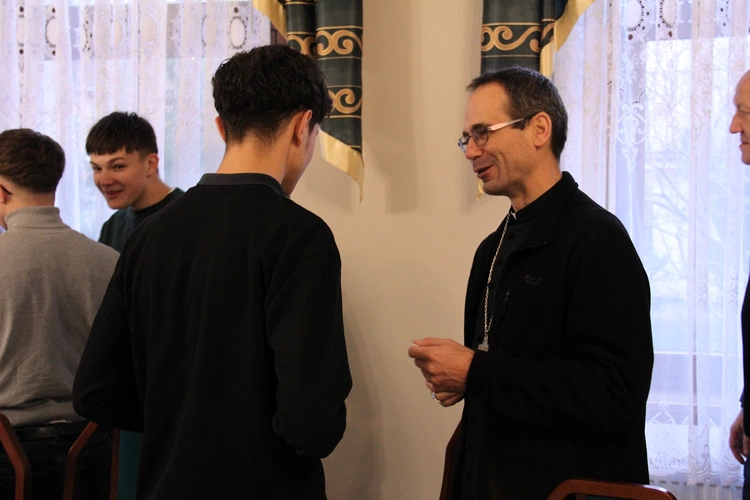 Spotkanie wigilijne młodzieży licealnej na plebanii w Ziębicach