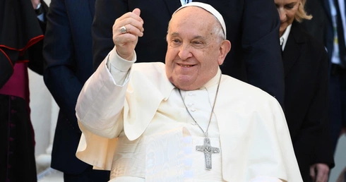 Papież w "New York Timesie": My, księża doceniamy humor i mamy nawet niezłe zapasy żartów