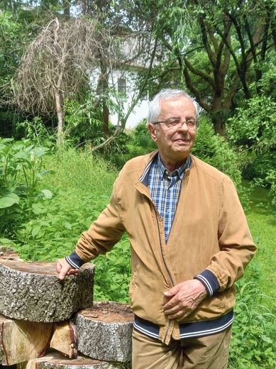 Andrzej Babuchowski w ogrodzie czeskiego poety Bohuslava Reynka, jednego z bohaterów książki.