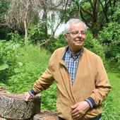 Andrzej Babuchowski w ogrodzie czeskiego poety Bohuslava Reynka, jednego z bohaterów książki.