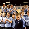 	Szóstoklasiści Skały przygotowali tekturowe miecze dla małych orszakowych rycerzy  z Ziarenka.