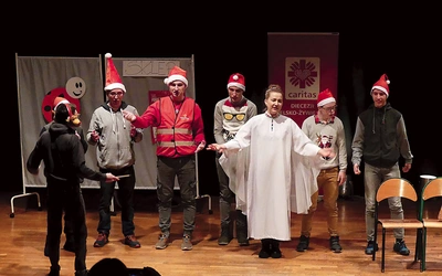 	Chłopcy z DPS ze Strumienia ze swoimi opiekunkami.