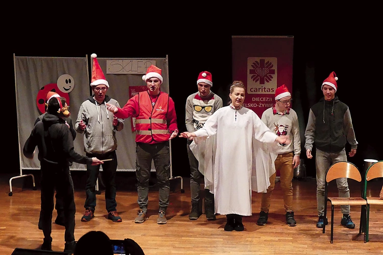 	Chłopcy z DPS ze Strumienia ze swoimi opiekunkami.