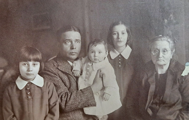 	Tato z córkami i ich babcią.