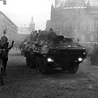 	Jak w takiej atmosferze przygotowywać się do Bożego Narodzenia? Wojskowe transportery opancerzone na ulicach Gdańska 15 grudnia 1981 roku.