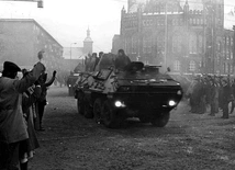 	Jak w takiej atmosferze przygotowywać się do Bożego Narodzenia? Wojskowe transportery opancerzone na ulicach Gdańska 15 grudnia 1981 roku.