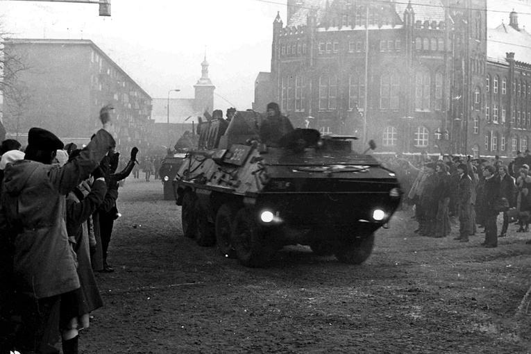 	Jak w takiej atmosferze przygotowywać się do Bożego Narodzenia? Wojskowe transportery opancerzone na ulicach Gdańska 15 grudnia 1981 roku.