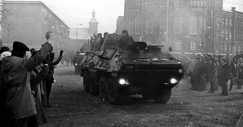 	Jak w takiej atmosferze przygotowywać się do Bożego Narodzenia? Wojskowe transportery opancerzone na ulicach Gdańska 15 grudnia 1981 roku.