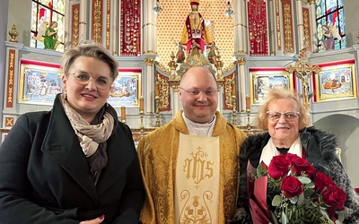 	Ks. Marcin Wróbel z honorową zelatorką Lidią Greń-Wajdzik (z prawej) i jej następczynią Martą Stanowską.