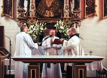 	Po homilii odbyły się obrzędy konsekracyjne. Są one widocznymi znakami ukazującymi niewidzialne dzieła,  których Pan Bóg dokonuje za pośrednictwem Kościoła sprawującego sakramenty.