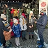 	Grudniowy, słoneczny dzień sprzyjał dobrej zabawie. W spotkaniu uczestniczyły tłumy wiernych.