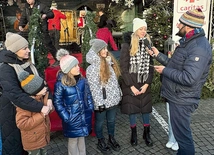 	Grudniowy, słoneczny dzień sprzyjał dobrej zabawie. W spotkaniu uczestniczyły tłumy wiernych.
