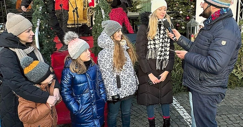 	Grudniowy, słoneczny dzień sprzyjał dobrej zabawie. W spotkaniu uczestniczyły tłumy wiernych.
