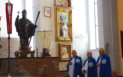 	Figura patrona świątyni znajduje się po prawej stronie ołtarza, patrząc od wejścia. Pierwotnie przeznaczona była dla kościoła św. Jerzego w Sopocie. W 1993 r. trafiła do Świbna.