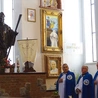 	Figura patrona świątyni znajduje się po prawej stronie ołtarza, patrząc od wejścia. Pierwotnie przeznaczona była dla kościoła św. Jerzego w Sopocie. W 1993 r. trafiła do Świbna.