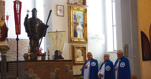 	Figura patrona świątyni znajduje się po prawej stronie ołtarza, patrząc od wejścia. Pierwotnie przeznaczona była dla kościoła św. Jerzego w Sopocie. W 1993 r. trafiła do Świbna.
