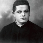 	Ks. Antoni Hlond przez większość życia sygnował swoje dzieła jako Chlondowski.