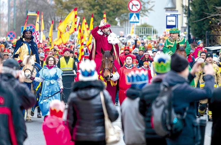 	6 stycznia ulicami Katowic przechodzi barwny korowód.