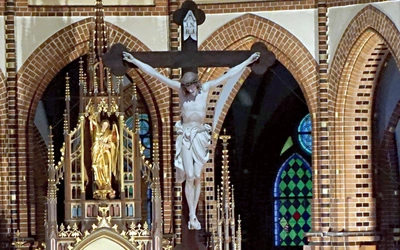 	Krzyż w prezbiterium katedry. 