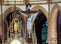 	Krzyż w prezbiterium katedry. 