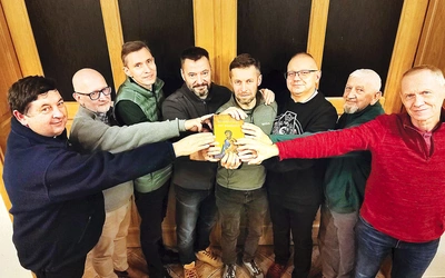 Lubinianie z książką ks. Donalda H. Calloway’a.