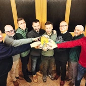 Lubinianie z książką ks. Donalda H. Calloway’a.