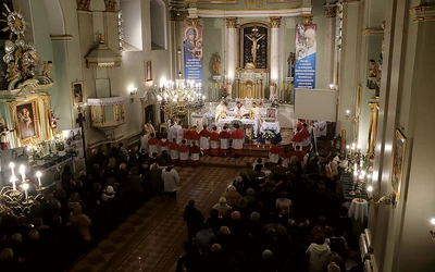 Podobnie jak 50 lat temu, kościół był pełen wiernych przeżywających zakończenie rekolekcji adwentowych, które głosił ks. Kamil Goc.