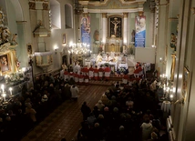 Podobnie jak 50 lat temu, kościół był pełen wiernych przeżywających zakończenie rekolekcji adwentowych, które głosił ks. Kamil Goc.