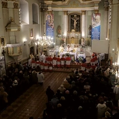 Podobnie jak 50 lat temu, kościół był pełen wiernych przeżywających zakończenie rekolekcji adwentowych, które głosił ks. Kamil Goc.