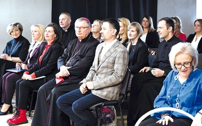 Obok biskupa obecny kierownik leżenickiego WTZ Przemysław Wojnarowski.