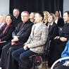 Obok biskupa obecny kierownik leżenickiego WTZ Przemysław Wojnarowski.