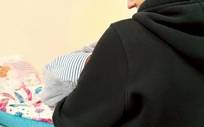 Siostra Natalia z uratowanym dzieckiem.