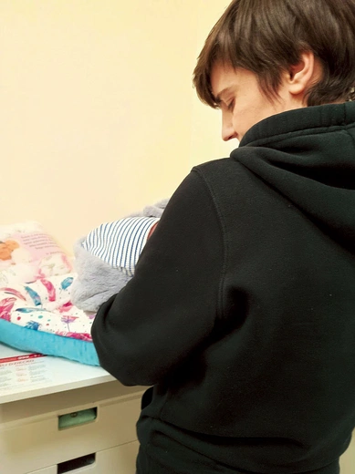 Siostra Natalia z uratowanym dzieckiem.
