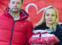 	Jolanta z mężem Adamem wraz ze znajomymi przygotowali paczkę dla jednej z rodzin.