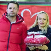 	Jolanta z mężem Adamem wraz ze znajomymi przygotowali paczkę dla jednej z rodzin.