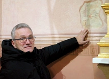 	Ks. proboszcz Bogdan Zalewski wskazuje na odkryte niedawno fragmenty XIV-wiecznej polichromii.