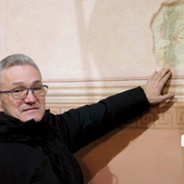 	Ks. proboszcz Bogdan Zalewski wskazuje na odkryte niedawno fragmenty XIV-wiecznej polichromii.