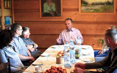 	Spotkanie „Barki” w domu Tischnerów w Łopusznej, maj 2024. U szczytu rodzinnego stołu prof. Marian Tischner, brat księdza Józefa.