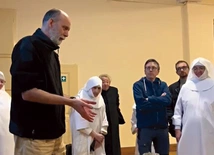 Paweł Zagożdżon w czasie prezentacji przygotowanych rekwizytów.