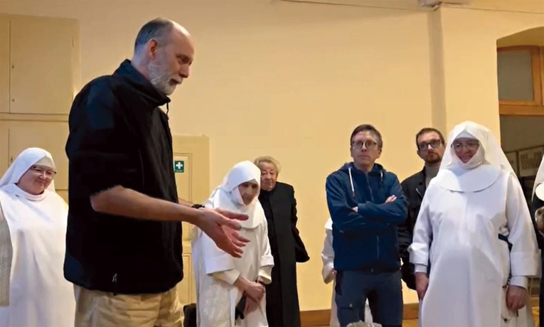 Paweł Zagożdżon w czasie prezentacji przygotowanych rekwizytów.