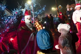 Wypełniony prezentami wóz z Gilowa przejeżdżał przez sąsiadujące ze sobą wsie, by trafić do wszystkich dzieci.