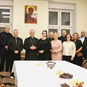 	W domu parafialnym przełamali się opłatkiem i złożyli sobie świąteczne życzenia.