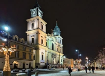 Gdy pierwsi misjonarze przybyli do Polski, zamieszkali przy kościele Świętego Krzyża, wtedy na przedmieściach Warszawy. Dziś to centrum miasta.