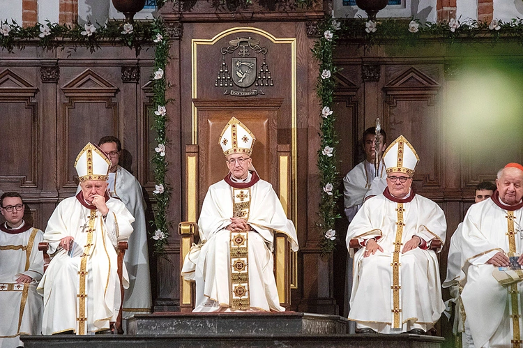 – Kościół ma odnaleźć, do każdego chcieć dotrzeć, z każdym się spotkać. Inaczej byłby jak dym, który pozostał po ogniu, nie zaś jak ogień – mówił w homilii nowy metropolita.