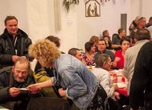 Dla bezdomnych, seniorów, ubogich, emigrantów i uchodźców. Wspólnota Sant’Egidio po raz 16. w Polsce przygotowuje obiady oraz spotkania świąteczne, a także upominki.