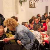 Dla bezdomnych, seniorów, ubogich, emigrantów i uchodźców. Wspólnota Sant’Egidio po raz 16. w Polsce przygotowuje obiady oraz spotkania świąteczne, a także upominki.
