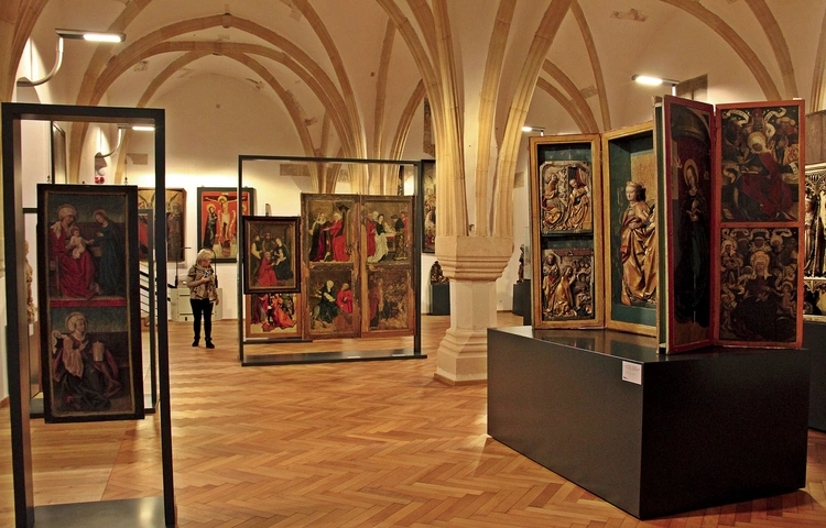 	Zwiedzanie odbywa się od środy do niedzieli o godz. 10, 12 i 14.