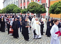 	Archidiecezja wrocławska ułożyła bardzo bogaty program przeżywania tego okresu.